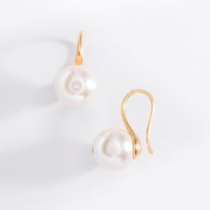 ✨ Aretes con Garfio en Baño de Oro con Perla Color Cream ✨